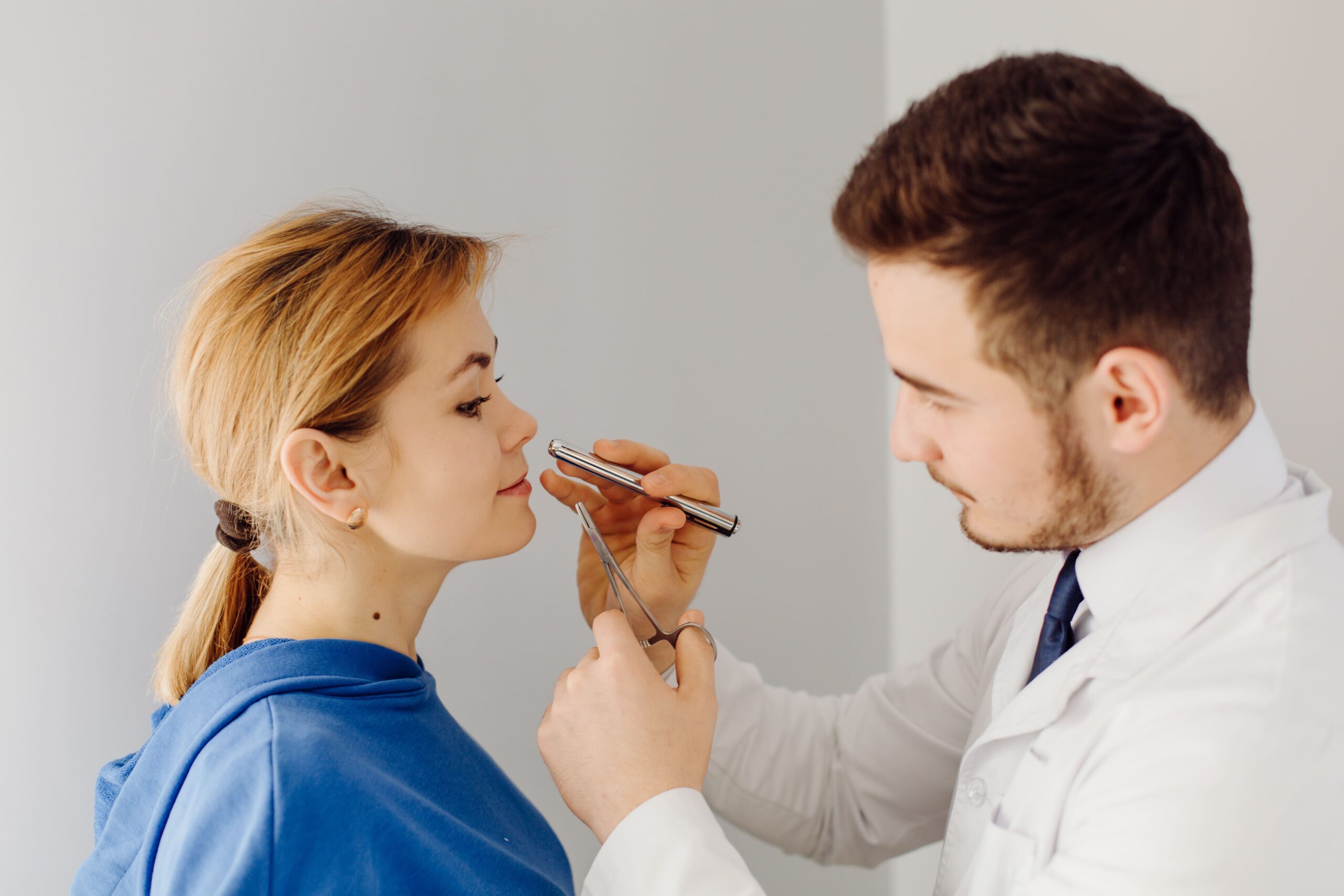 doctor-examines-patient-medicine-health-care-concept (2)